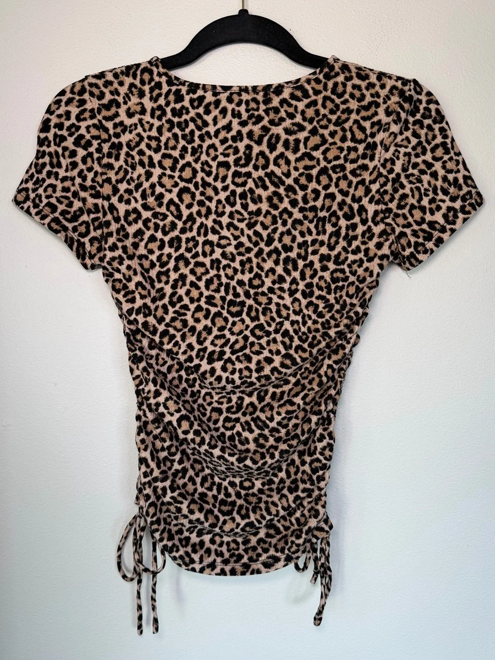 Vibe Sportswear Leopard Print Ribbed Cinched Short Sleeve Top Comfy Athleisure - Picture 4 of 4